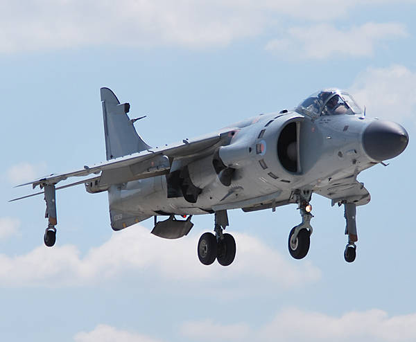 Британский палубный истребитель-бомбардировщик вертикального взлета и посадки Sea Harrier FA Mk.2