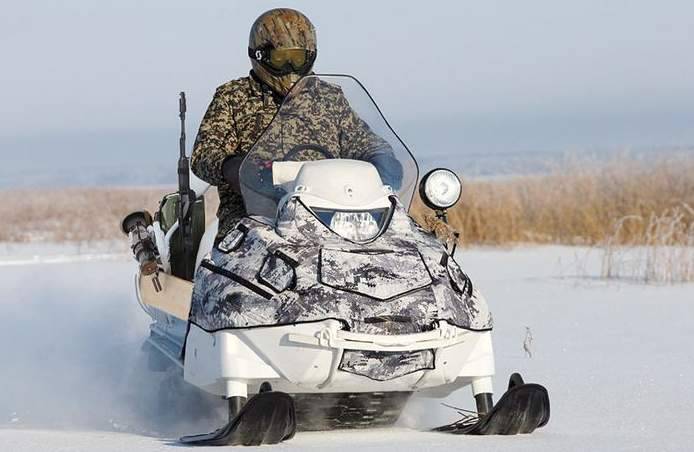 Военнослужащие осваивают снегоходы повышенной проходимости