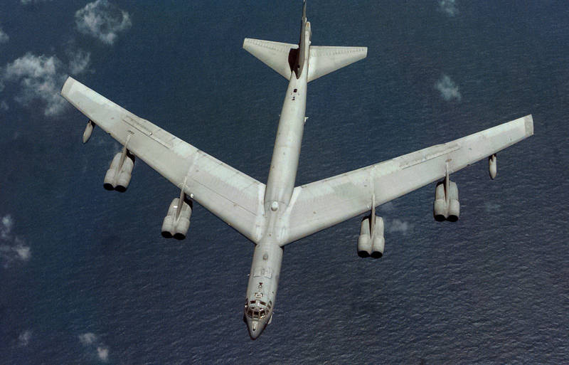 Американский B-52 пролетел около КНДР