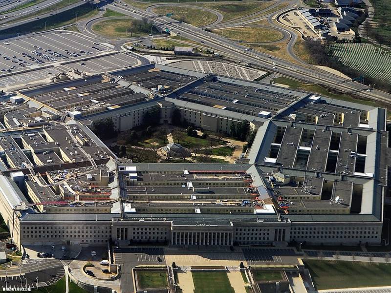 Пентагон раздает военные секреты в обмен на рестораны и проституток