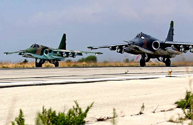 Пара Су-25 разнесли полевой лагерь боевиков ИГ в Хомсе
