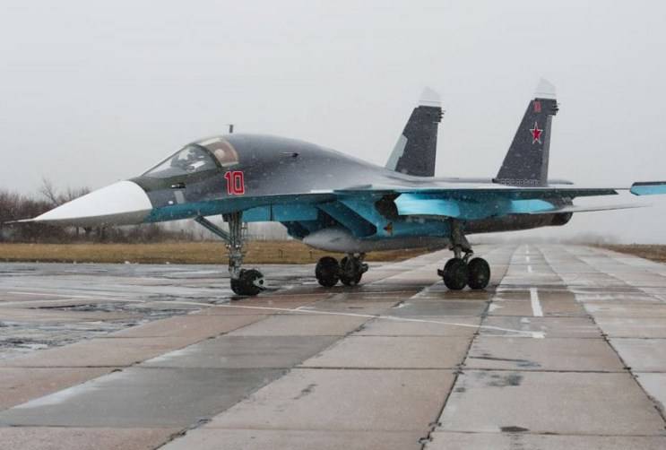 Пилоты Су-34 учатся уклоняться от атак вражеских истребителей