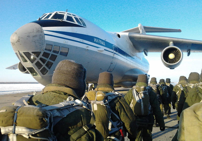Одновременный парашютный прыжок совершат 2000 российских десантников