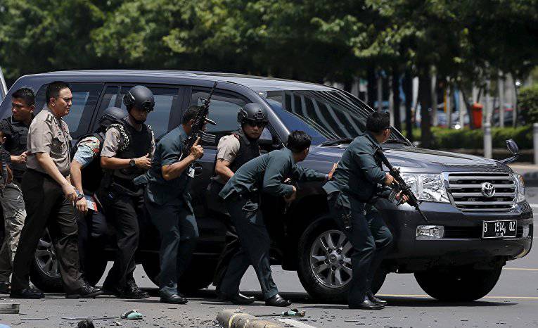 Боевики использовали гранаты во время серии нападений в Джакарте