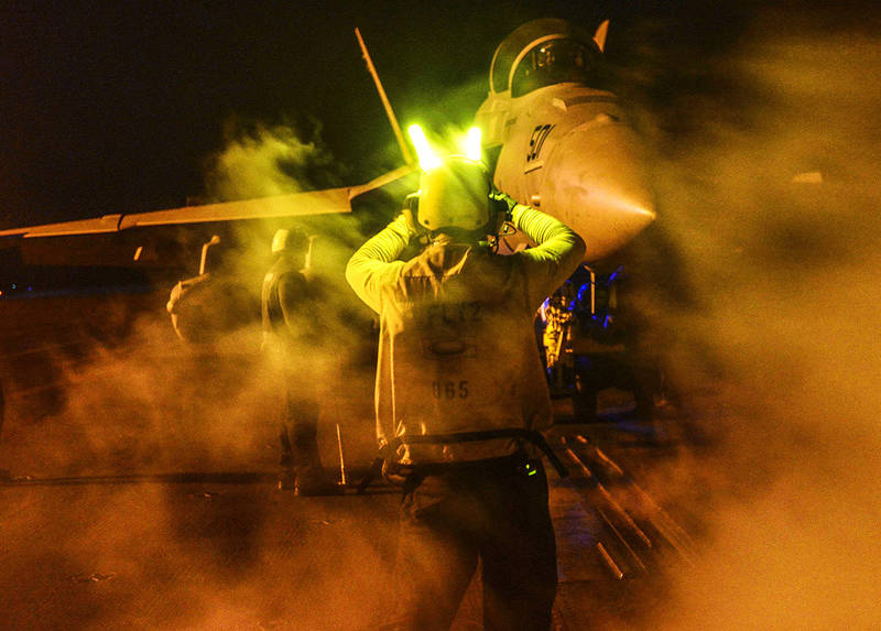 Коалиция США провела 14 авиаударов по целям ИГ в Ираке и Сирии