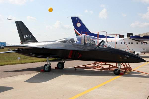 Начинаются испытания нового легкого учебно-тренировочного самолета СР-10