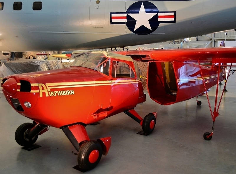 Летающий  автомобиль «Airphibian» первым в истории авиации получил сертификат летной годности