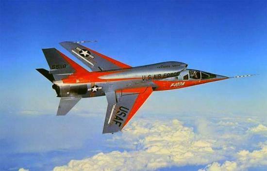 Опытный истребитель-бомбардировщик North American F-107A и F-107B Ultra Sabre. США