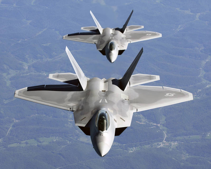 США тайно перебросили в Японию 12 истребителей F-22 Raptor