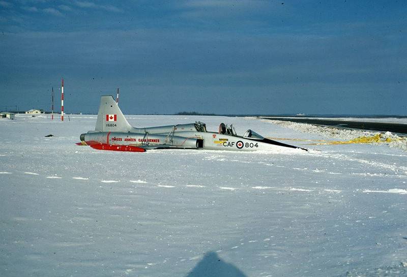 Неудачная посадка канадского истребителя CF-5
