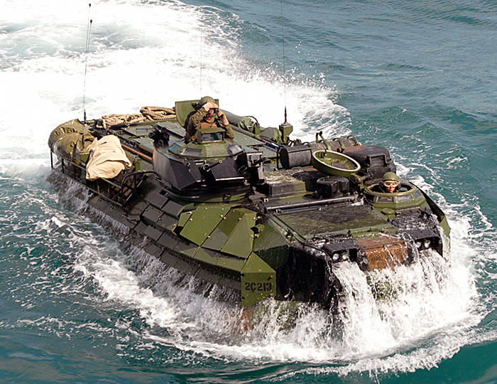 Плавающая машина десанта AAV-7 Корпуса морской пехоты США