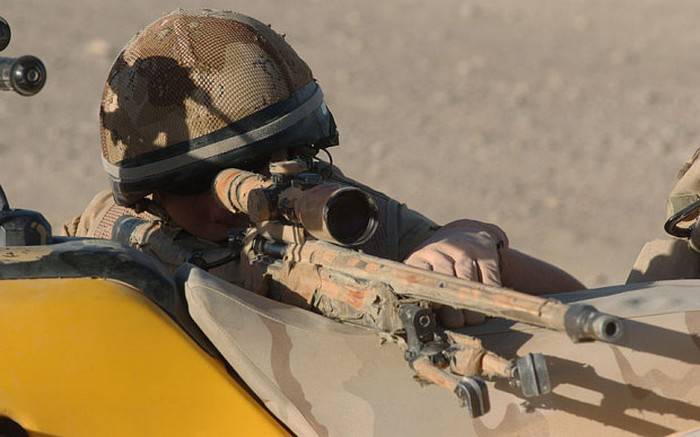 Снайпер подразделения SAS убил смертников ИГ в укрытии, находясь за тысячу метров от них