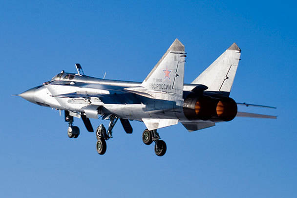 Модернизированные МиГ-31БМ отработали перехват самолета-разведчика
