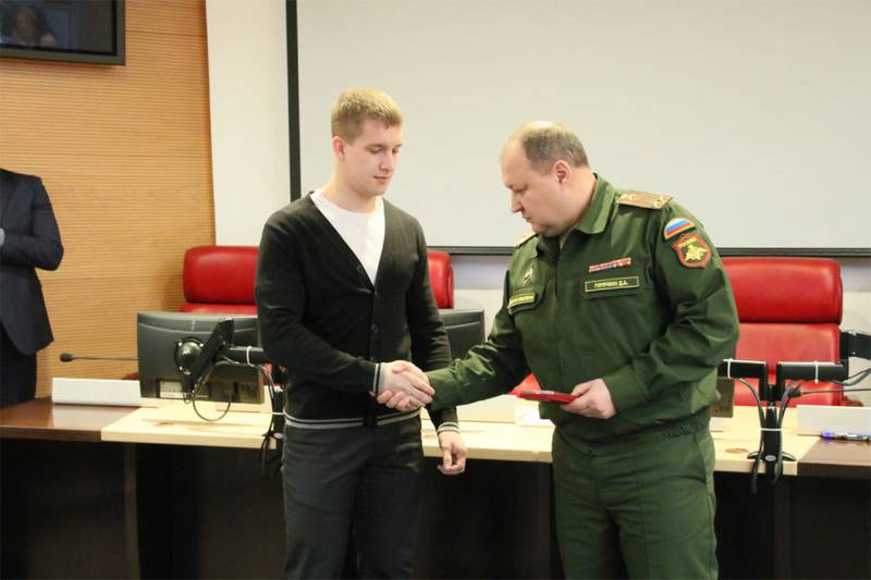 Красноярский студент получил награду за боевой подвиг