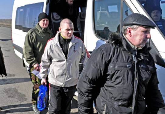 Хроника Донбасса: Силовики продолжают обстрелы ЛДНР, первый обмен пленными в 2016 году