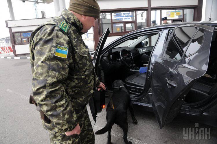 Киевские силовики 16 часов досматривали на границе 73 российских офицеров