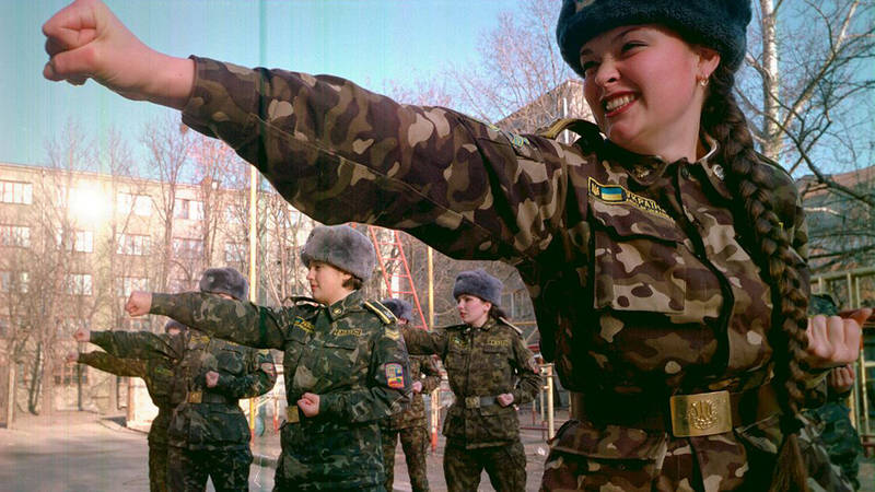 Украинские женщины: танк на ходу остановят, в горящий блиндаж войдут?