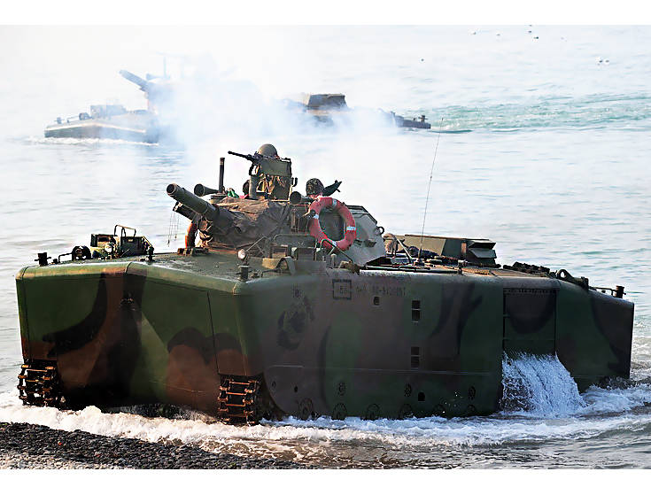 "Плавающий танк" LVTH-6 корпуса морской пехоты