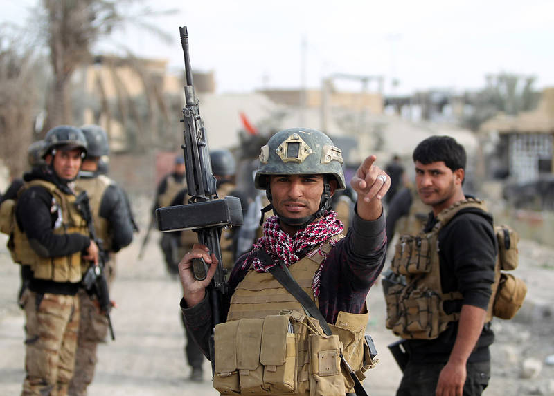 Иракские военные отбили территорию, связывающую Эр-Рамади с ключевой базой