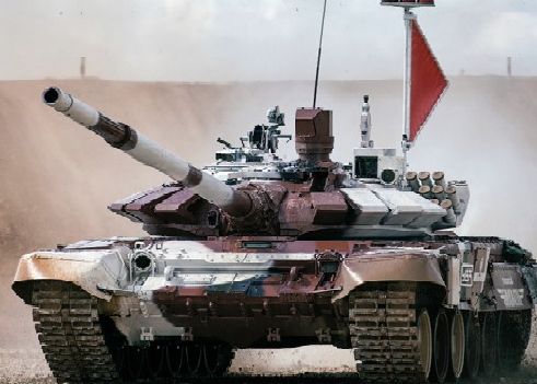 У здания Кремля стоит танк Т-72Б3