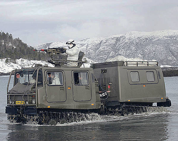 Плавающий двухсекционный вездеход BV-206 Шведской армии