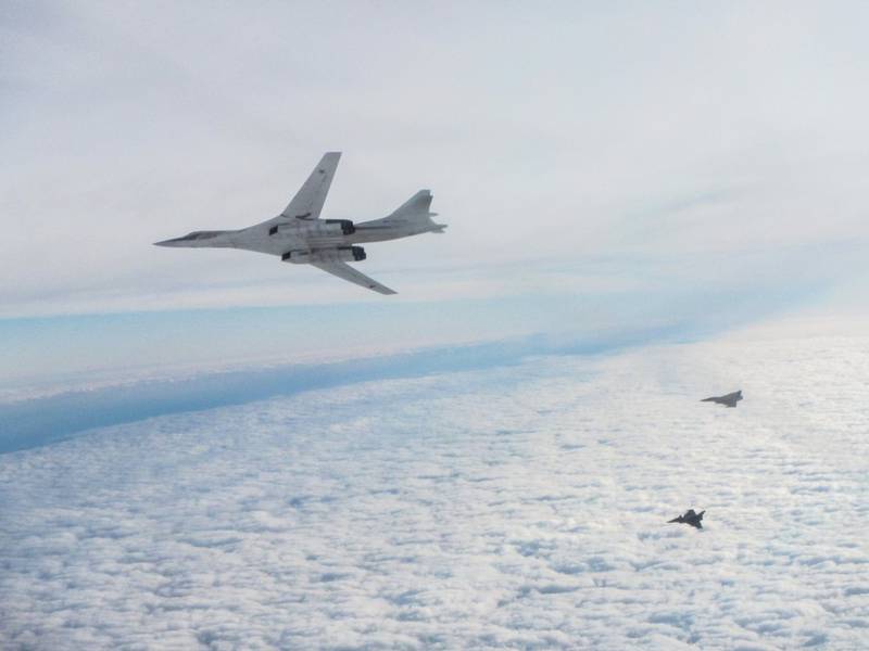 Британские ВВС опубликовали фото встревоживших их «Белых лебедей»