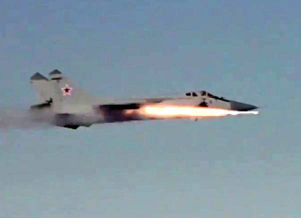 МиГ-31 атакует ракетами «воздух-воздух»: кадры воздушного боя