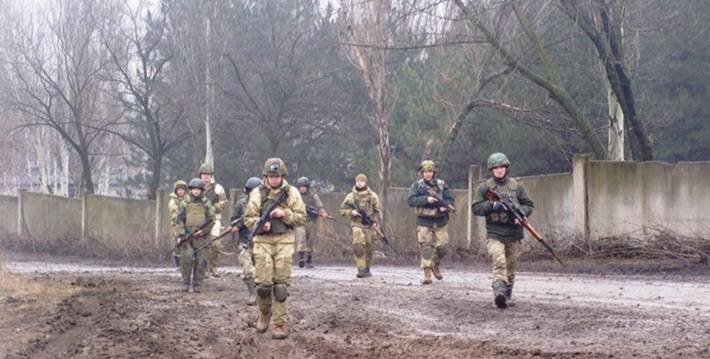 Голодные солдаты ВСУ и вооруженные нацисты готовы повернуть штыки на Киев