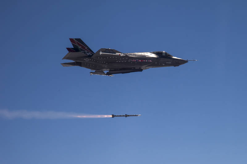 Истребителем F-35A сброшены новейшие бомбы с лазерным наведением
