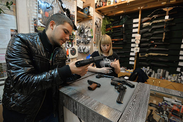 Прощай, оружие: чем наполнятся пустеющие полки оружейных магазинов?