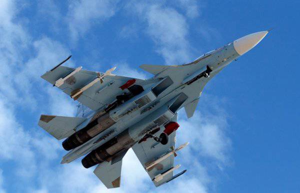 Истребители Су-35С ВВО сбросили бомбы на колонны бронетехники на марше