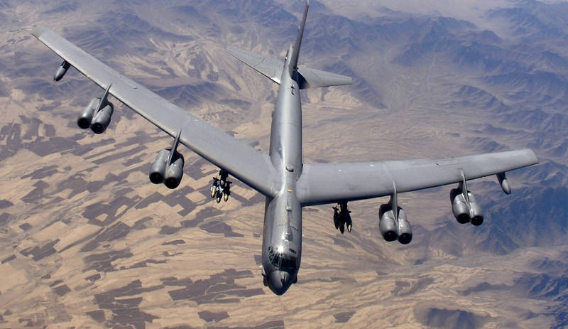 В апреле американские стратегические бомбардировщики В-52 начнут бомбить террористов