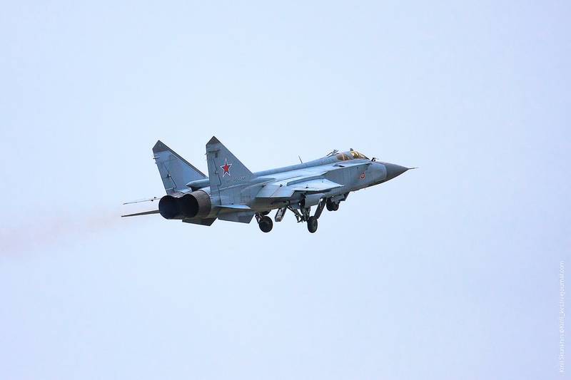 МиГ-31БМ отработали уничтожение крылатых ракет на высотах от 5 до 8 тысяч метров МиГ-31БМ отработали уничтожение крылатых ракет на высотах от 5 до 8 тысяч метров