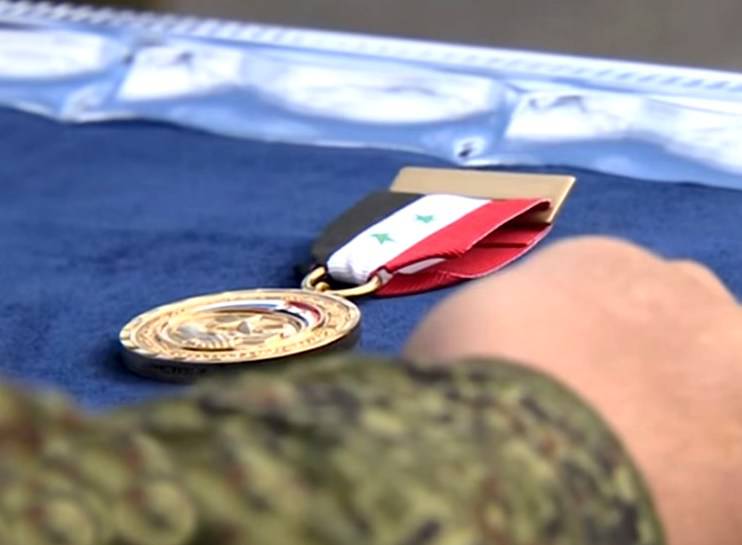 Российские военные получили сирийские боевые награды на авиабазе Хмеймим