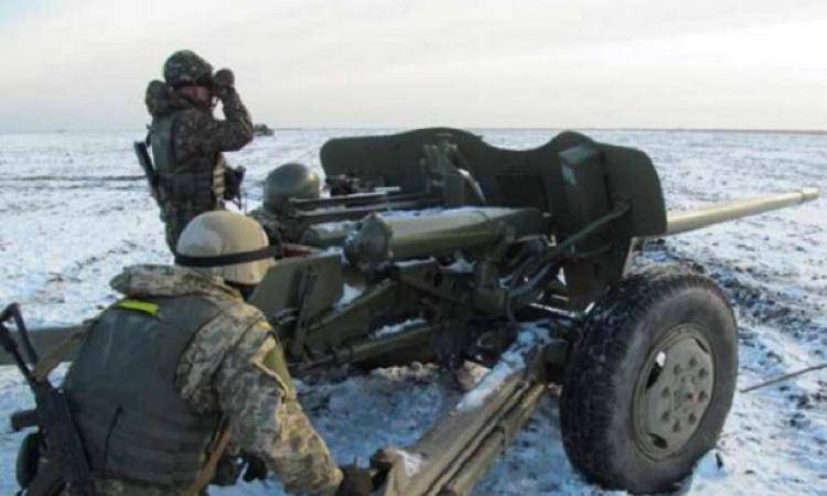Хроника Донбасса: к границе идет эшелон боевой техники, ВСУ выселяют мирных жителей