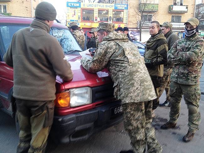 В центре Чернигова полиция задержала пьяных солдат ВСУ
