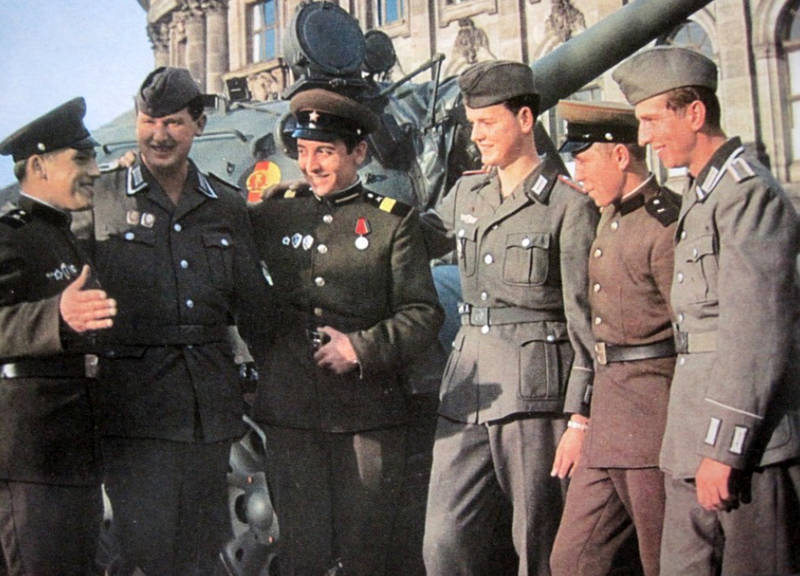 Между Вермахтом и Бундесвером: Национальная народная армия ГДР
