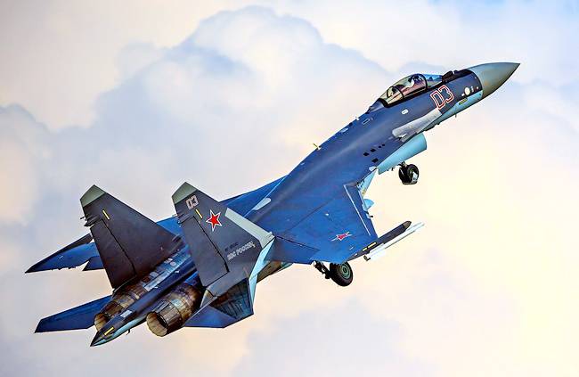 Самолеты нового поколения Су-35С поднялись в небо на Дальнем Востоке