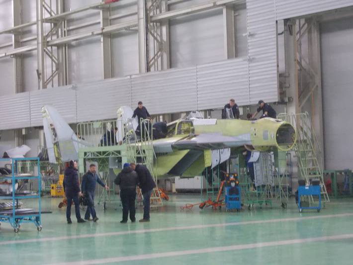 Первые два истребителя МиГ-35 на сборке на предприятии РСК МиГ в Луховицах