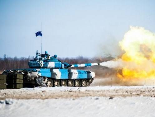 Экипажи Т-72 соревнуются за право участия в танковом биатлоне под Хабаровском