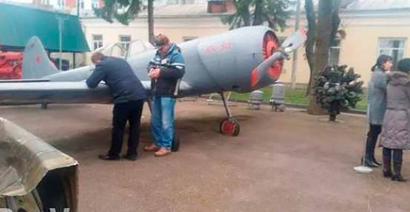 В Ровно пьяный боец ВСУ залез в музейный самолет и угрожал всех расстрелять
