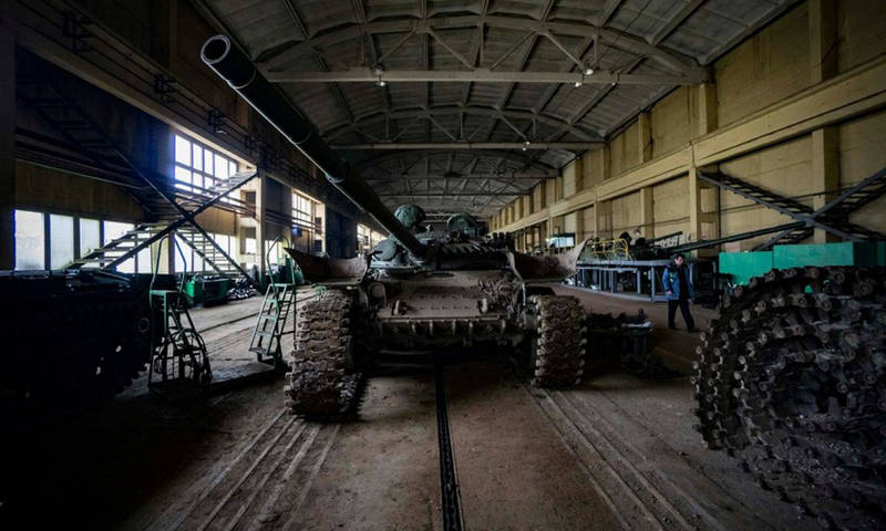 На Львовском бронетанковом заводе кипит работа