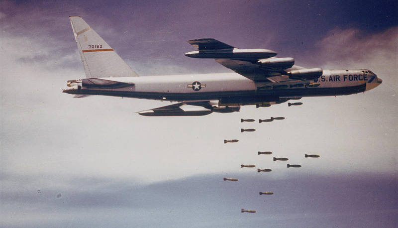 От Вьетнама до ИГ. США впервые за 13 лет применили B-52