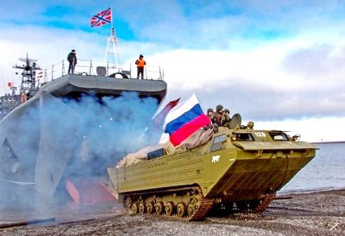 В Крым идут огромные колонны бронетехники
