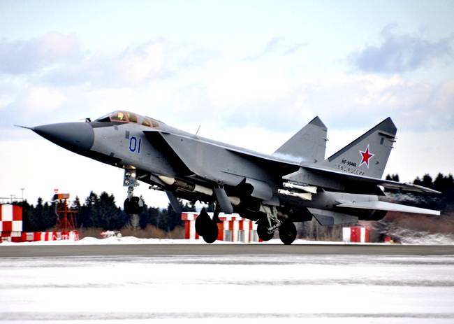Летчиков, совершивших беспосадочный перелет на МиГ-31БМ, наградят