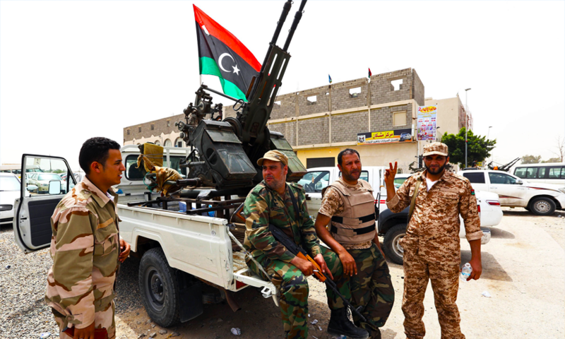 Террористы отступают конвоем под натиском армии Ливии