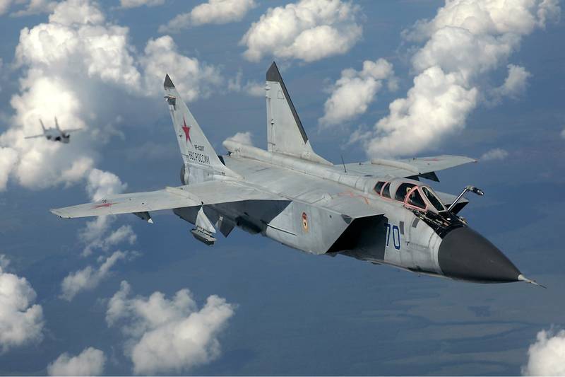 МиГ-31БМ отрабатывают посадку с одним работающим двигателем