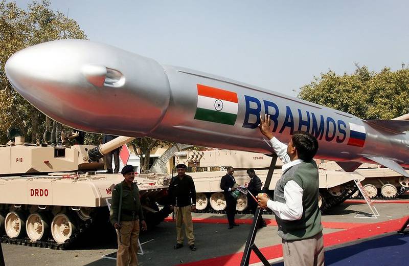 Дели заявил о желании продать ракету BrahMos третьей стране Дели заявил о желании продать ракету BrahMos третьей стране