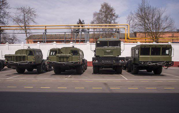 Два танка и БМП на прицепе: на что способны белорусские тягачи МЗКТ