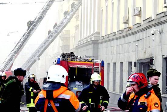 Здание Минобороны в центре Москвы выгорает дотла